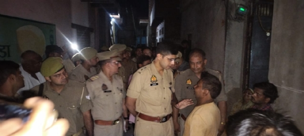 मौके पर जांच करती पुलिस