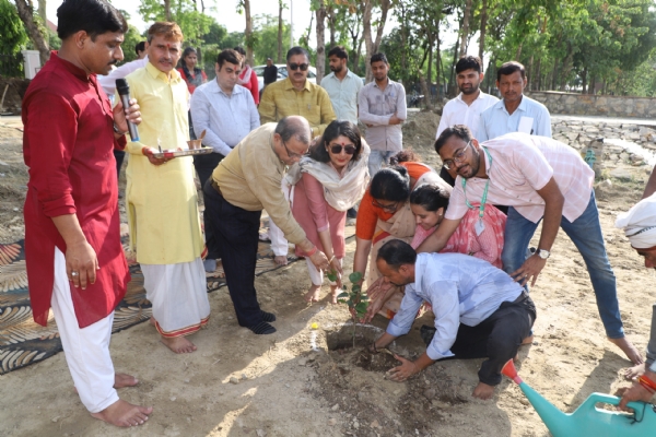चंदन वाटिका का शुभारंभ करती आयुर्वेदाचार्य व साथ में प्रति कुलपति