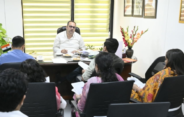 दिल्ली सचिवालय में बुधवार को दिल्ली स्वास्थ्य विभाग के वरिष्ठ अधिकारियों के साथ  समीक्षा बैठक करते मंत्री स्वास्थ्य मंत्री पंकज कुमार सिंह