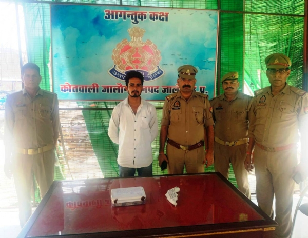 पुलिस की गिरफ्त में आरोपी