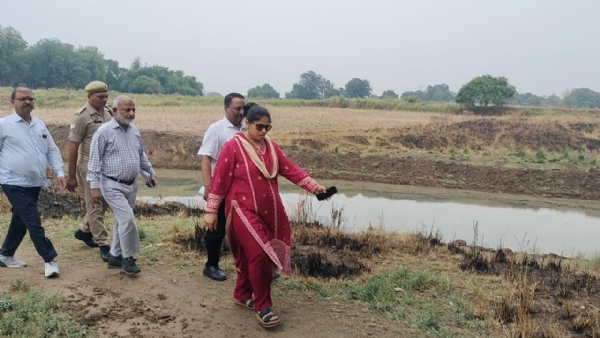खजुरी नदी सफाई कार्य की प्रगति का निरीक्षण करती जिलाधिकारी प्रियंका निरंजन।