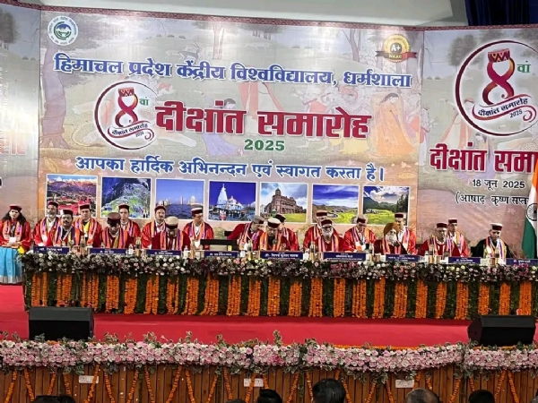 शिक्षा ज्ञान देती है, जबकि दीक्षा जीवन जीने की कला का महत्व सिखाती है