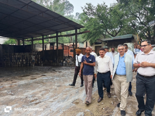 विधायक अजय सोलंकी ने बिरोजा फैक्ट्री, नाहन का निरीक्षण किया — कर्मचारियों की मांगों और उत्पादन क्षमता का लिया जायजा
