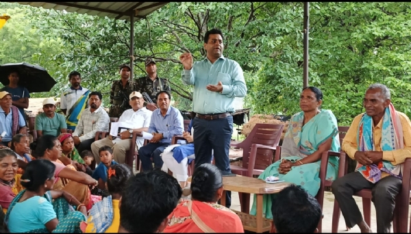 हाट नामकरण विवाद को सुलझाते सांसद और उपायुक्त