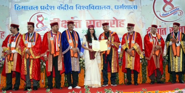 सीयू के दीक्षांत समारोह में छात्रा को डिग्री देते हुए मुख्यातिथि।