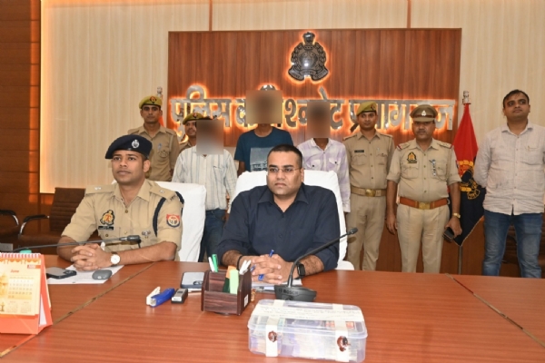फर्जी लूट कांड मामले में गिरफ्तार आरोपितों एवं पुलिस अधिकारियों का छाया चित्र