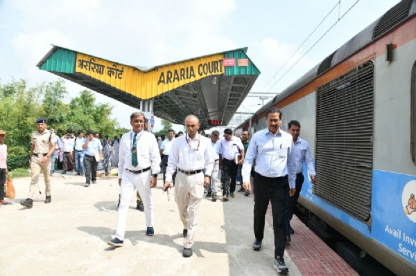 बिहारः अररिया कोर्ट रेलवे स्टेशन का निरक्षण करते पूसीरे के अधिकारी बिहारः अररिया कोर्ट रेलवे स्टेशन का निरक्षण करते पूसीरे के अधिकारी