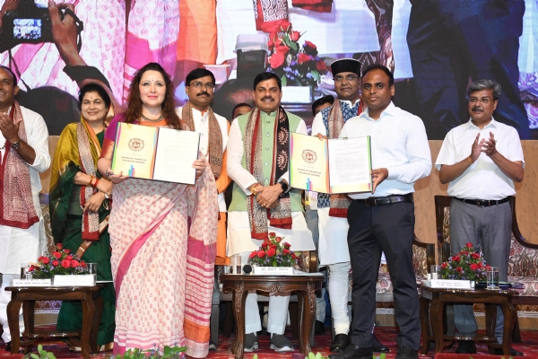 मुख्यमंत्री डॉ. यादव ने ग्रामीण पर्यटन परियोजना के अंतर्गत होम स्टे निर्माण के लक्ष्य की पूर्ति करने वाले 10 जिलों के कलेक्टर्स को सम्मानित किया।