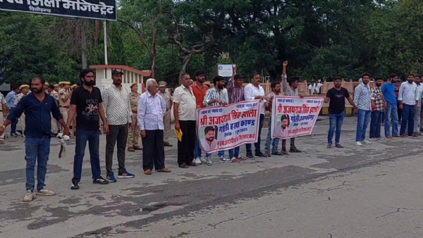 चित्तौड़गढ़ में गत दिनों बजरी विवाद में हुई हत्या का मामले में ग्रामीणों का प्रदर्शन।