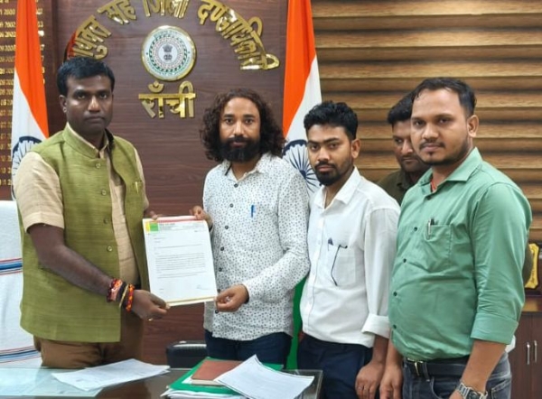 डीसी से मुलाकात करते देवेन्‍द्र नाथ महतो व अन्‍य