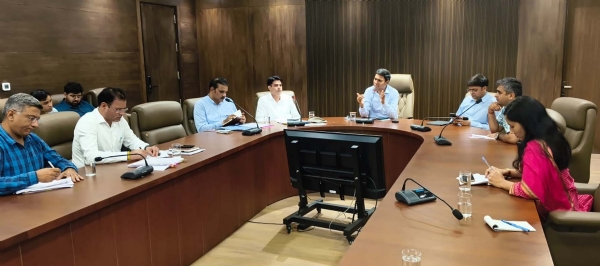 गुरुग्राम में अवैध कचरा डंपिंग को लेकर अधिकारियों के साथ बैठक करते निगमायुक्त प्रदीप दहिया। गुरुग्राम में अवैध कचरा डंपिंग को लेकर अधिकारियों के साथ बैठक करते निगमायुक्त प्रदीप दहिया।