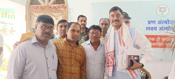 सांसद से मिलते माली समाज के लोग