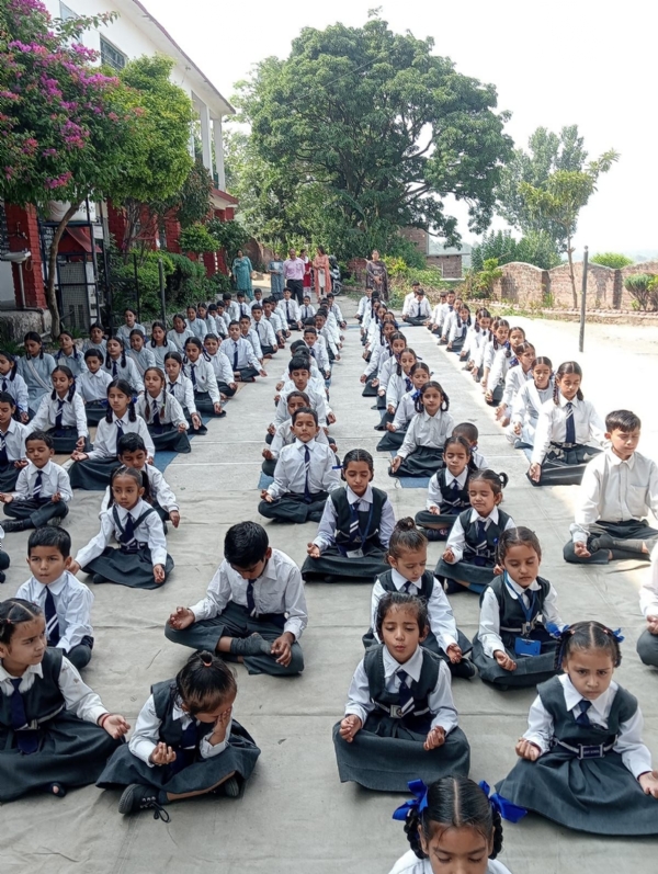 योग दिवस की तैयारियों में जुटे स्कूली बच्चे।