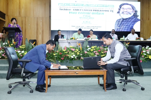 मुख्यमंत्री  के सामने अधिकारी एमओयू करते