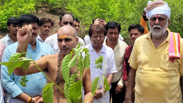 दमोहः दादागुरू के 1705 निराहार के दिन पूर्ण होने पर जरारूधाम में 1705 पौधों का हुआ रोपण दमोहः दादागुरू के 1705 निराहार के दिन पूर्ण होने पर जरारूधाम में 1705 पौधों का हुआ रोपण