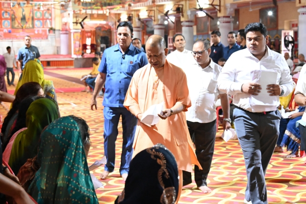 दूर दराज से आए हुए सभी फरियादियों की बारी बारी से सुनी समस्याएं, त्वरित निस्तारण के सम्बंधित को दिए निर्देश