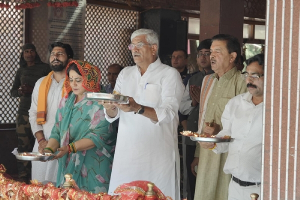 केंद्रीय संस्कृति एवं पर्यटन मंत्री  शेखावत ने माता खीर भवानी के दरबार में नवाया शीश