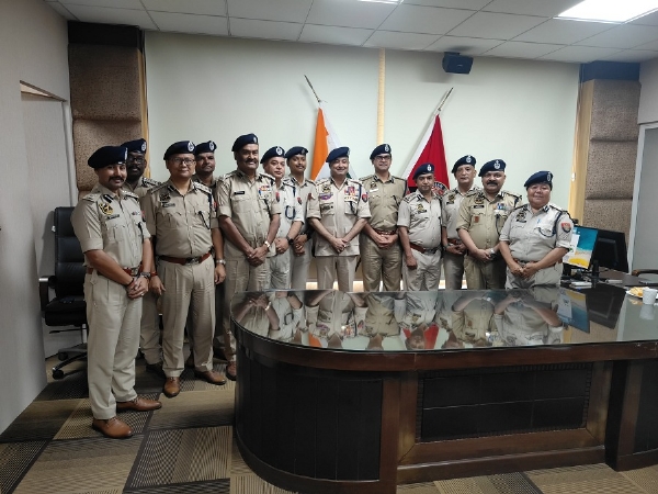 गुवाहाटी में पुलिस अधिकारियों के प्रमोशन समारोह में 12 डीसीपी बने एसएसपी की तस्वीर।