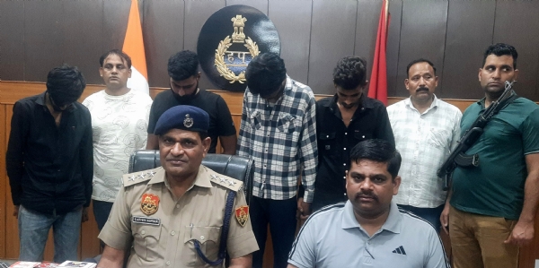 पुलिस हिरासत में  झपटमारों  के बारे में जानकारी देते  डीएसपी सतीश वत्स