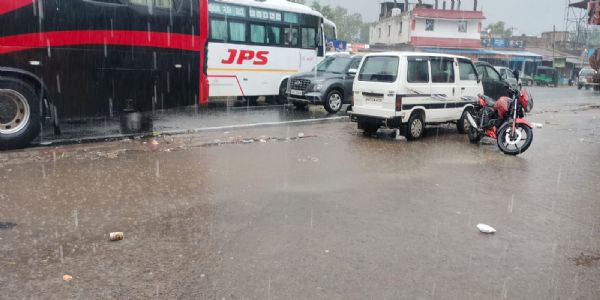 लगातार बारिश से जनजीवन अस्त व्यस्त
