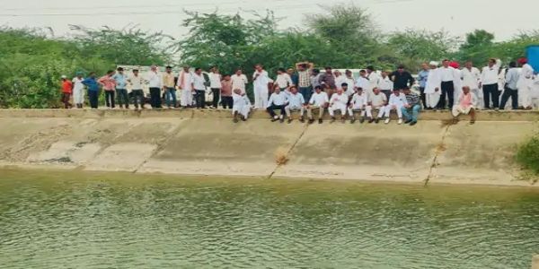 सांचौर को जिला बनाने की मांग, नहर में कूदे 3 बुजुर्ग