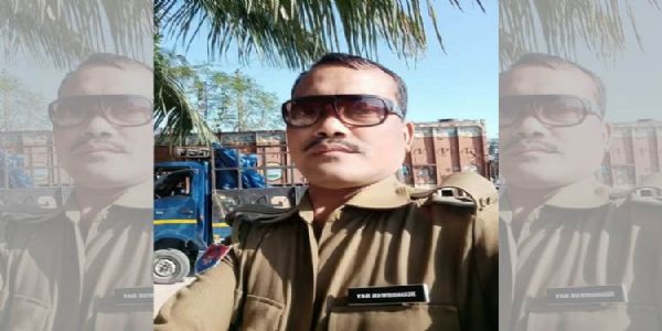 संदिग्ध हालत में पुलिस कर्मी का शव फंदे से लटका मिला