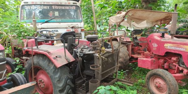 अभ्रक माइंस पर छापेमारी में दो ट्रैक्टर दो कंप्रेसर जब्त, डीएफओ ने की कार्रवाई