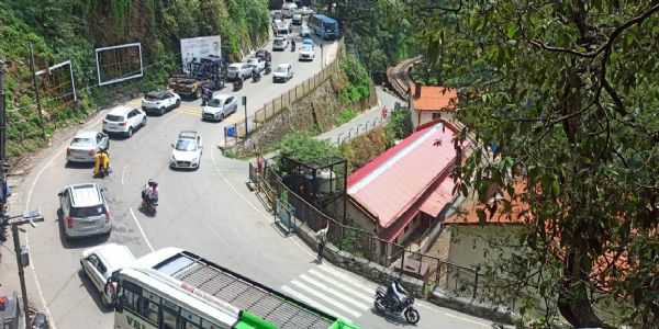 शिमला में ट्रैफिक जाम से थमी रफ्तार, रोजाना घंटों जाम से जूझ रहे यात्री