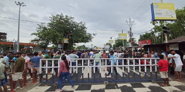 सिलिगुड़ी में हिंसा के विरोध में सड़क जाम और बंद, सोशल मीडिया लाइव से भड़की नाराज़गी
