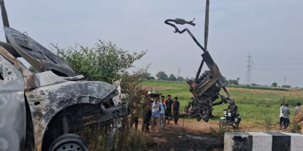 उप्र के बुलंदशहर में पुलिया से टकराकर कार में लगी आग, पांच लोग जिंदा जले