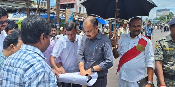 जिलाधिकारी ने बंगाली बाजार में प्रस्तावित आरओबी निर्माण का स्थल निरीक्षण किया