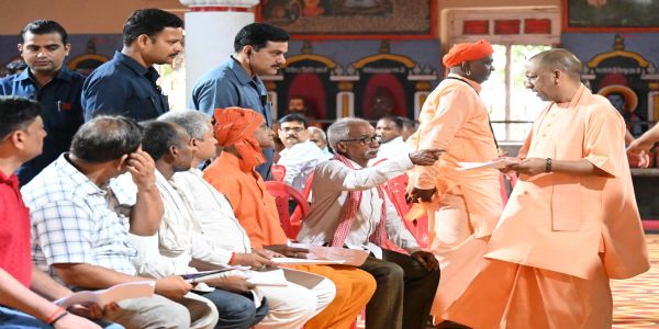 सीएम योगी ने गोरखनाथ मंदिर में लगाया जनता दरबार