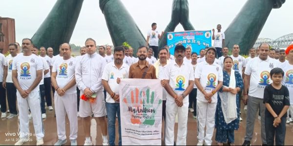 योग सप्ताह: बारिश में भी डटे रहे सीआरपीएफ जवान, नमो घाट पर किया योगाभ्यास