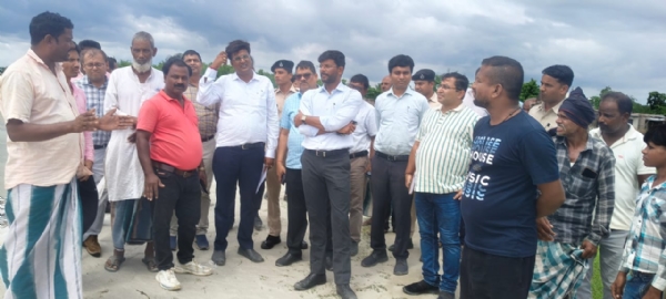 अररिया फोटो:डीएम बाद प्रभावित सिकटी में ग्रामीणों से बातचीत करते