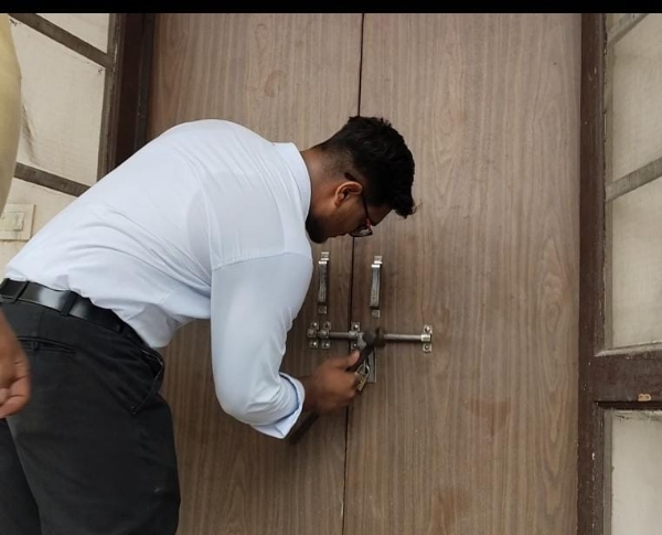 ताला तोड़ते हुए गोविंद सैनी। ताला तोड़ते हुए गोविंद सैनी।