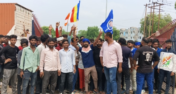 चुनार कोतवाली पर प्रदर्शन करते भीम आर्मी के सदस्य।