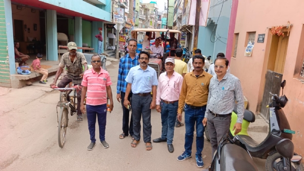 सदर मार्ग में व्यवसायियों को समझाईश देने निकले नगर निगम कर्मचारी।