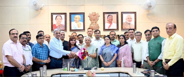 राज्यपाल से मिलती कृषि एवं प्रौद्योगिकी विश्वविद्यालय, मेरठ की नैक टीम