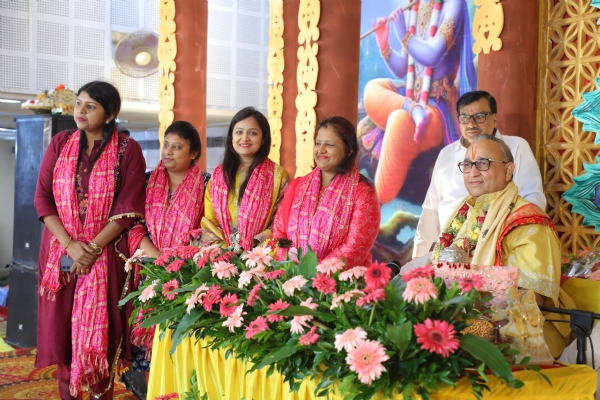 श्रीमदभागवत कथा सुनाते श्रीकातं शर्मा महराज