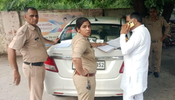 तहकीकात करती पुलिस