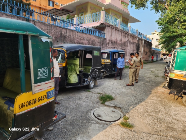 चलन  काटती पुलिस
