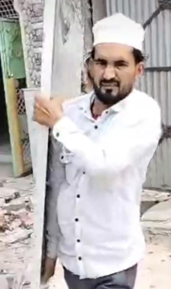 नगर पालिका की जमीन पर बनी रजा ए मुस्तफा मस्जिद को खुद ही तुड़वाती इंतजामिया कमेटी।