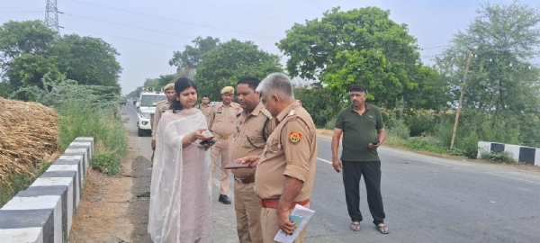 घटना की जांच करते अधिकारी
