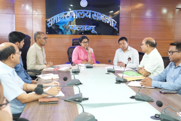 बैठक करती उपायुक्त समीरा एस