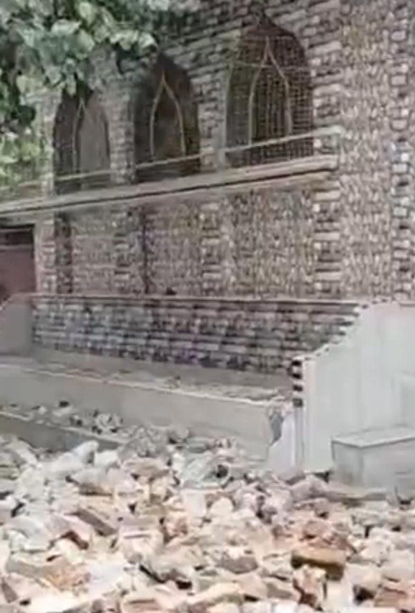 नगर पालिका की जमीन पर बनी रजा ए मुस्तफा मस्जिद को खुद ही तुड़वाती इंतजामिया कमेटी।