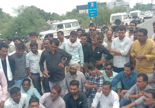 कांग्रेस ने किया हाइवे जाम,आंदोलन की चेतावनी कांग्रेस ने किया हाइवे जाम,आंदोलन की चेतावनी