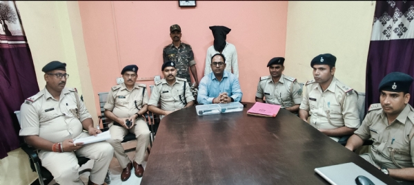 गिरफ्तार युवक एवं बरामद हथियार के साथ गढवा पुलिस