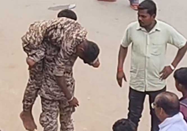 एक पुलिसकर्मी हुआ घायल