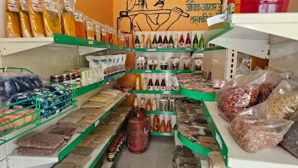 आउटलेट में इस तरह स्थानीय उत्पादों की भरमार।