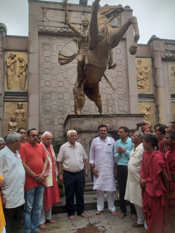 महारानी लक्ष्मीबाई को नमन करते विशिष्ट जन